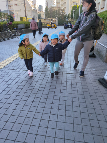 お友だちとお散歩へ♪